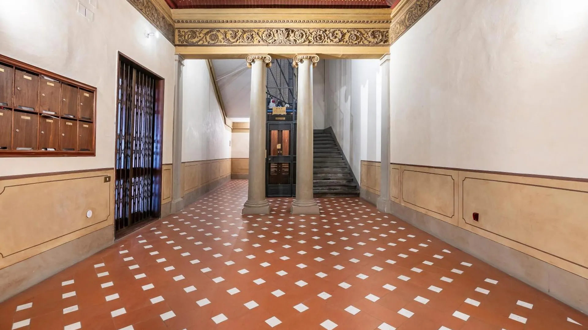 Historic Apartment Borgo Ognissanti, 8 Флоренция
