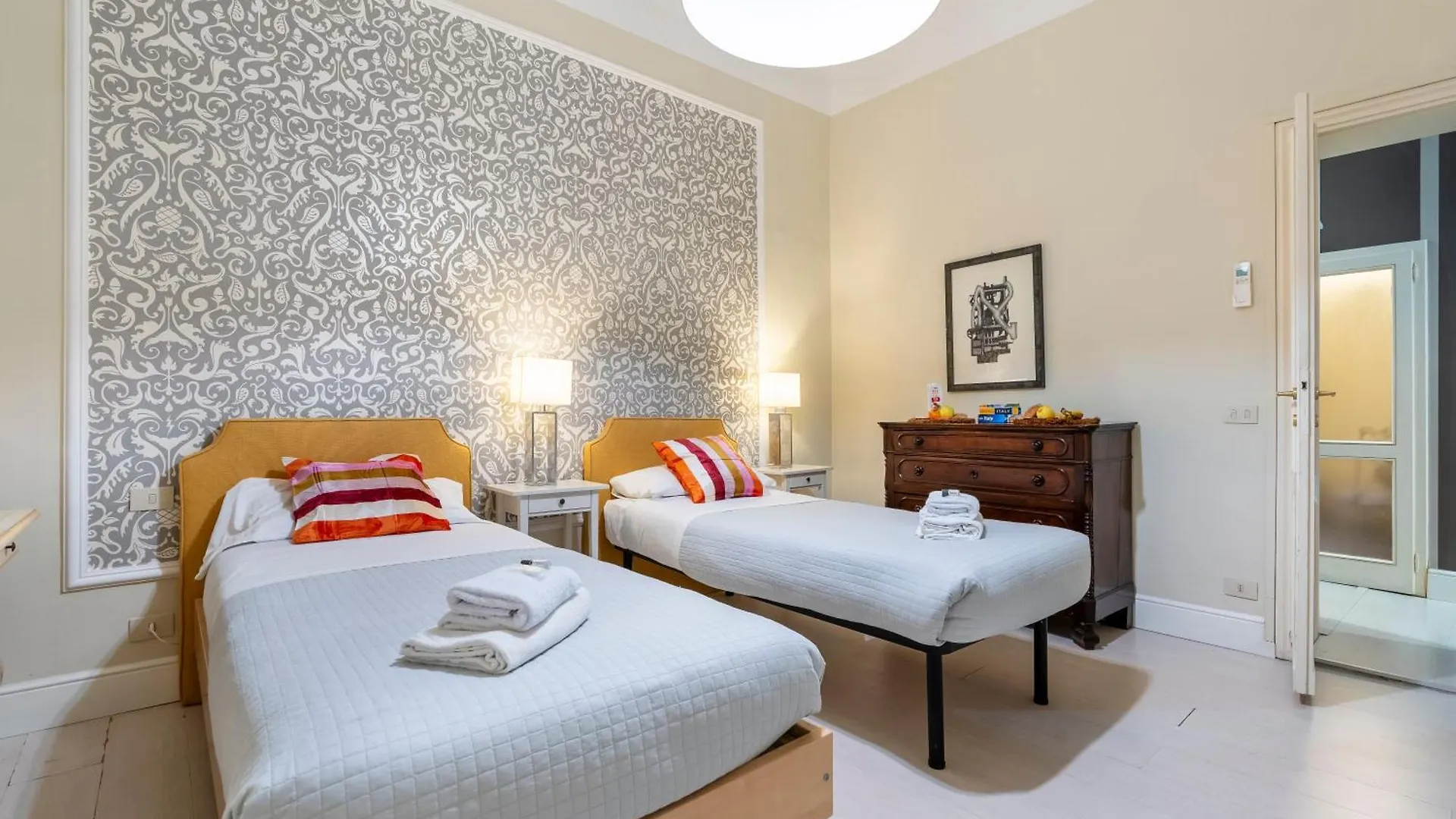 Historic Apartment Borgo Ognissanti, 8 Florence