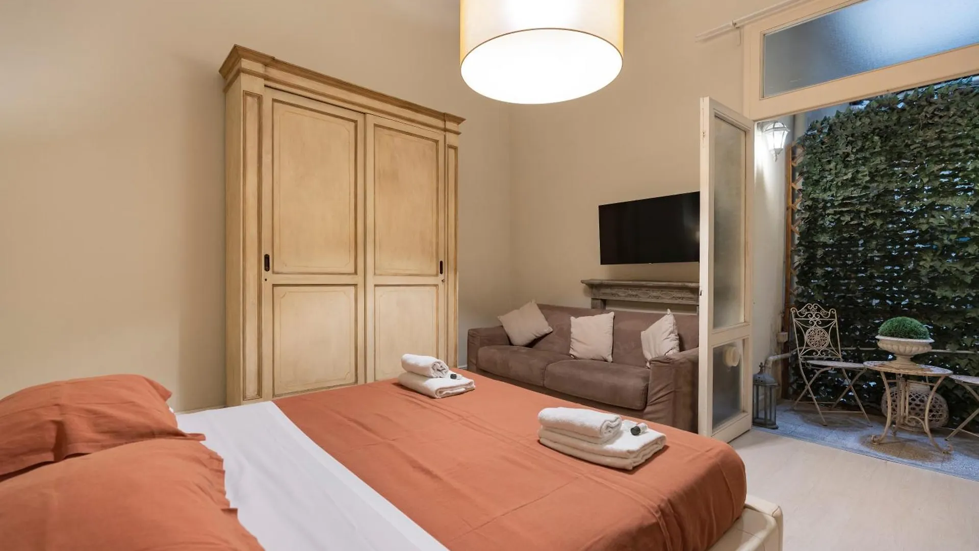 Historic Apartment Borgo Ognissanti, 8 Флоренция