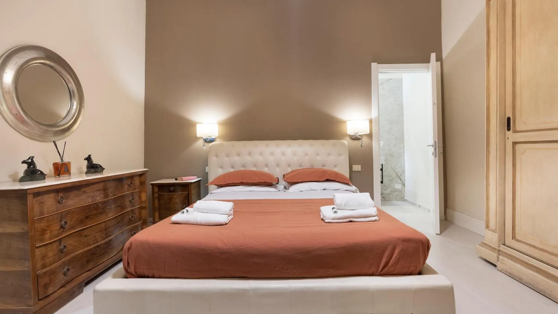 Historic Apartment Borgo Ognissanti, 8 Флоренция