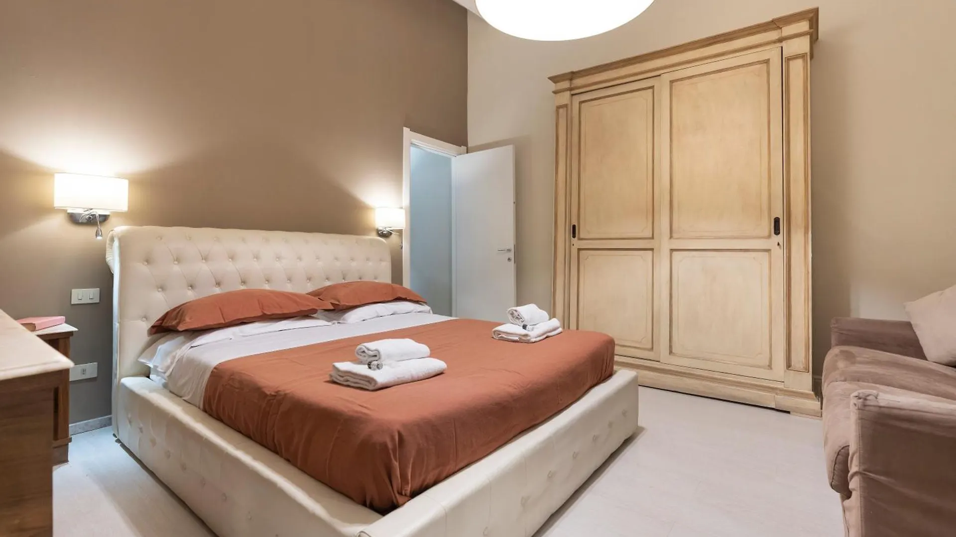 Historic Apartment Borgo Ognissanti, 8 Флоренция 0*,  Италия