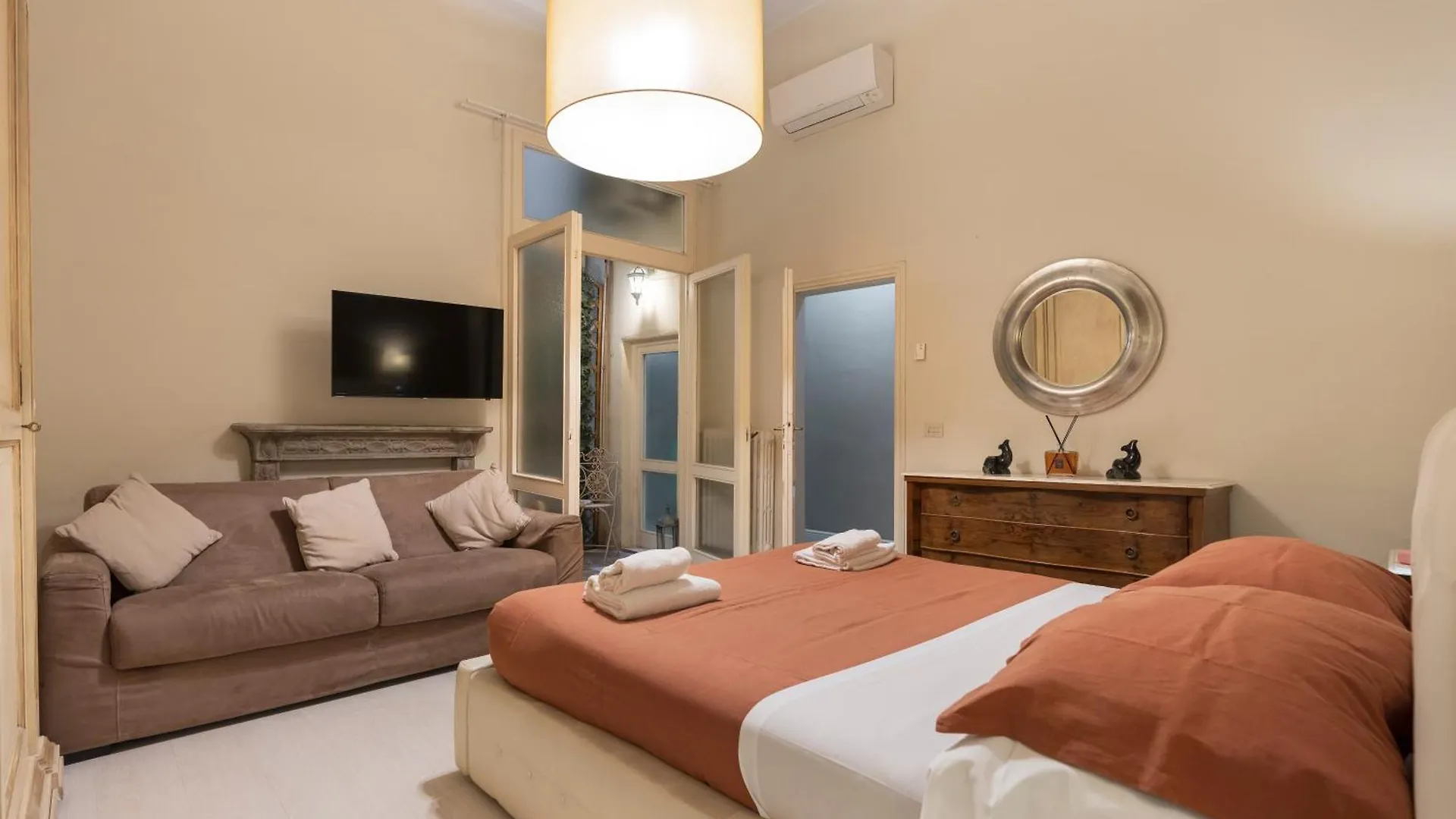 Historic Apartment Borgo Ognissanti, 8 Флоренция Италия