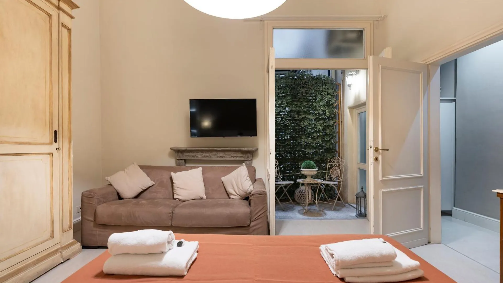 Historic Apartment Borgo Ognissanti, 8 Флоренция 0*,  Италия