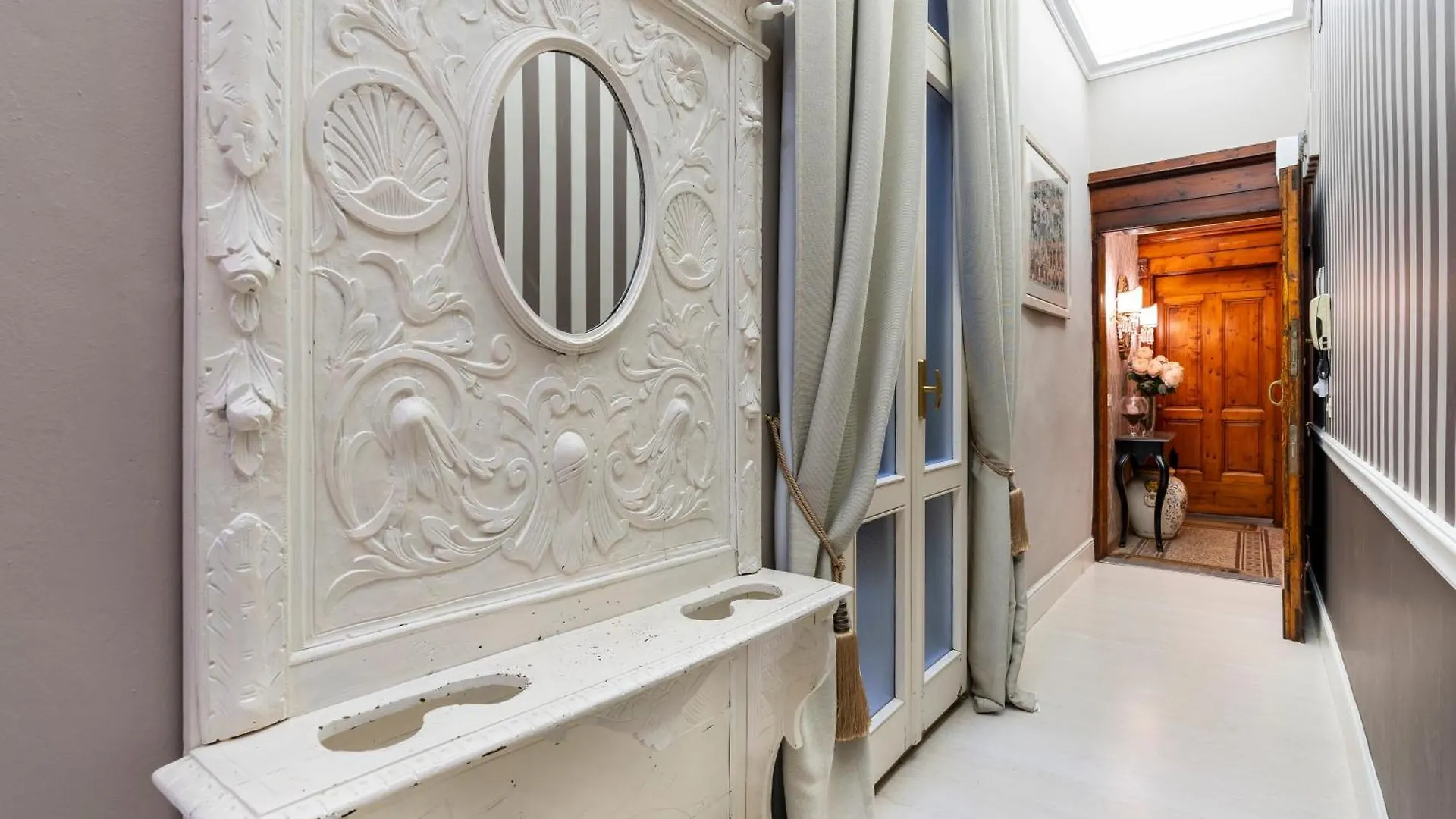 Historic Apartment Borgo Ognissanti, 8 Florence